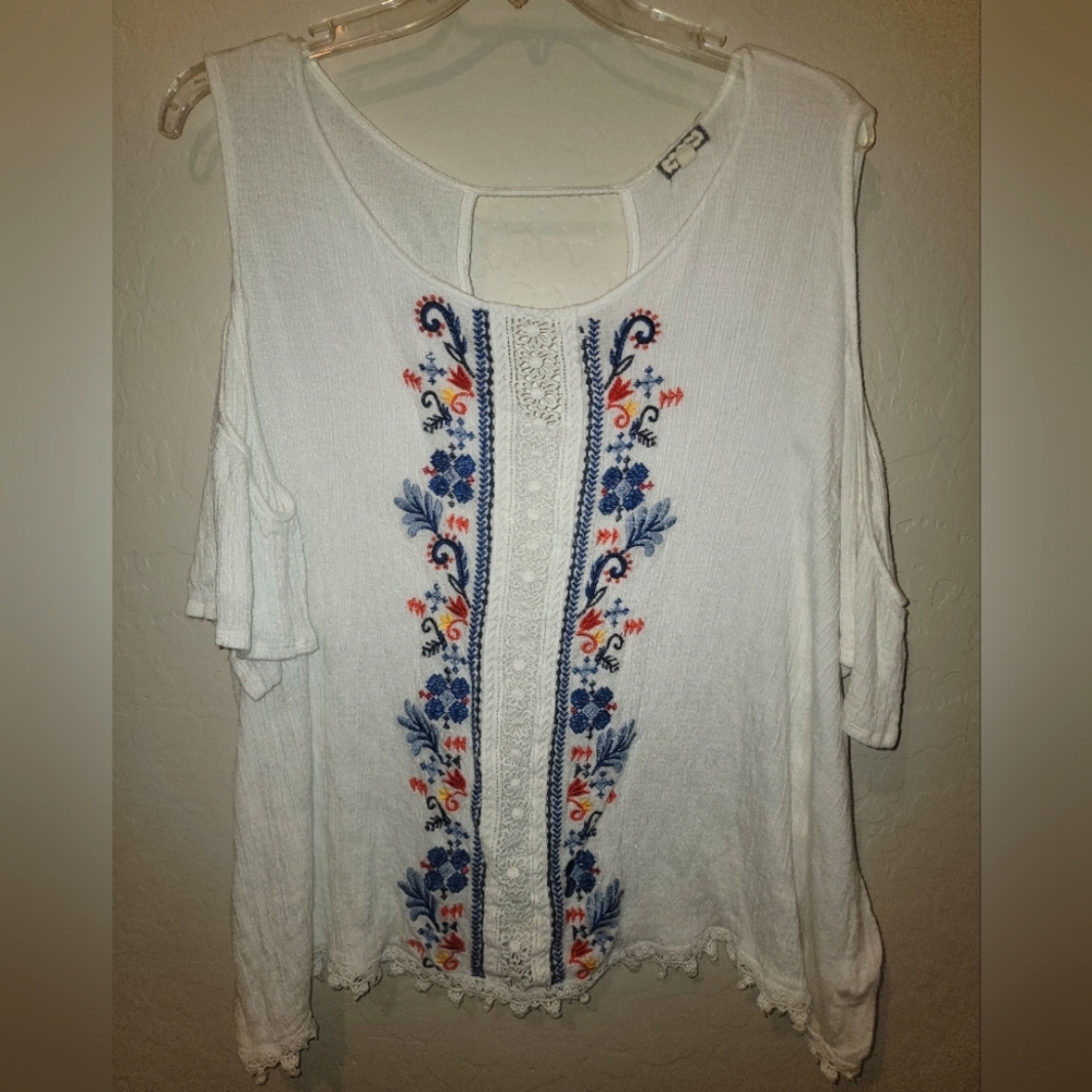 Eyeshadow 2x embroidered cold-shoulder top